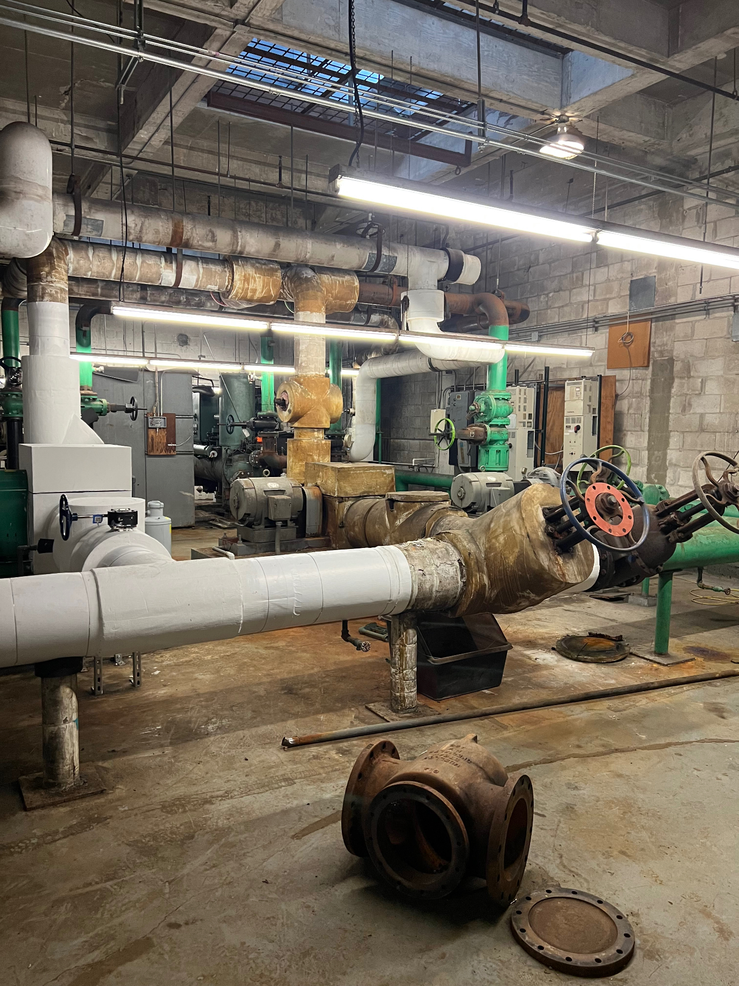 Large-scale chilled water piping & chiller plant
